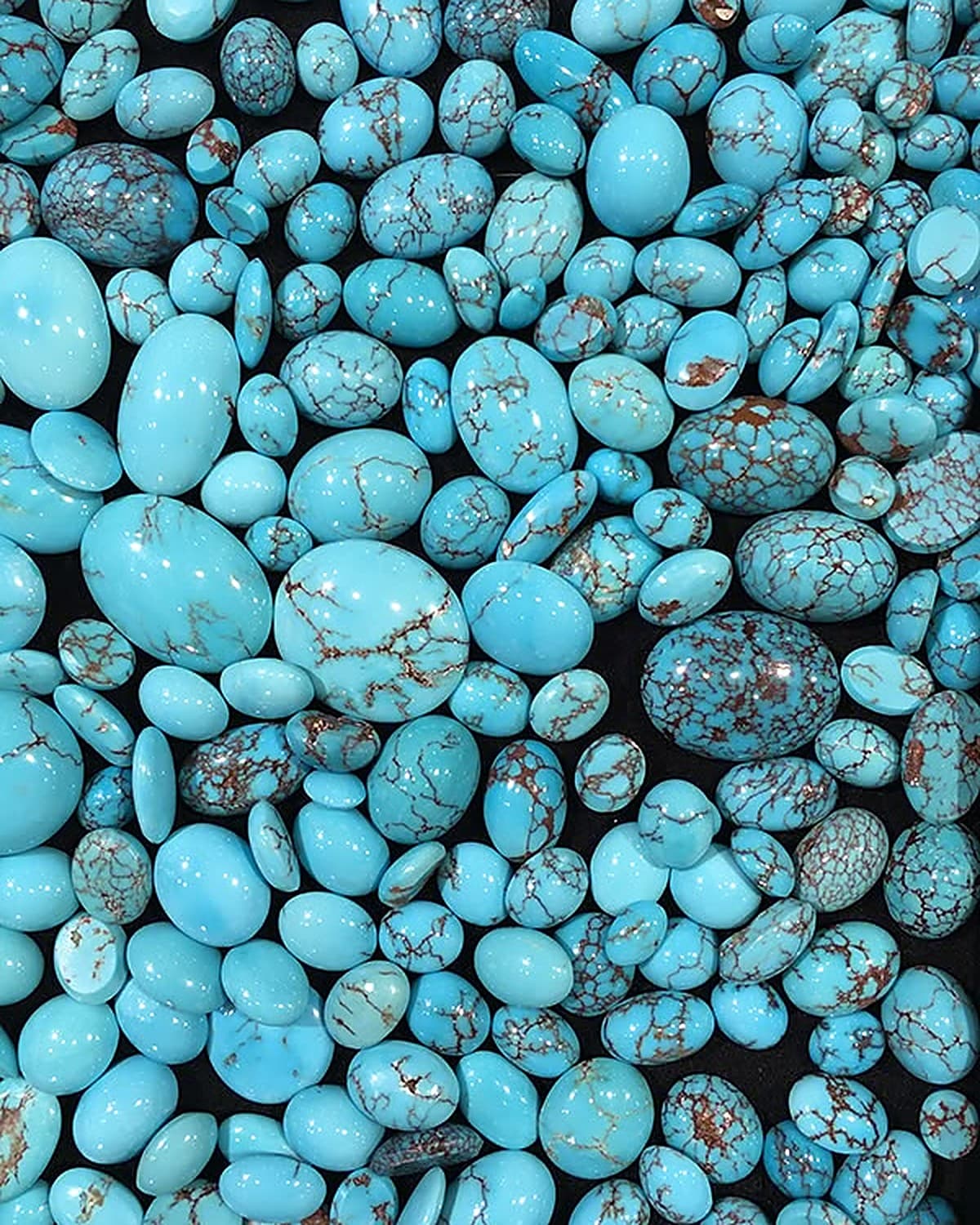 Cabochon di turchese persiano naturale di varie dimensioni, azzurro cielo con sottile matrice